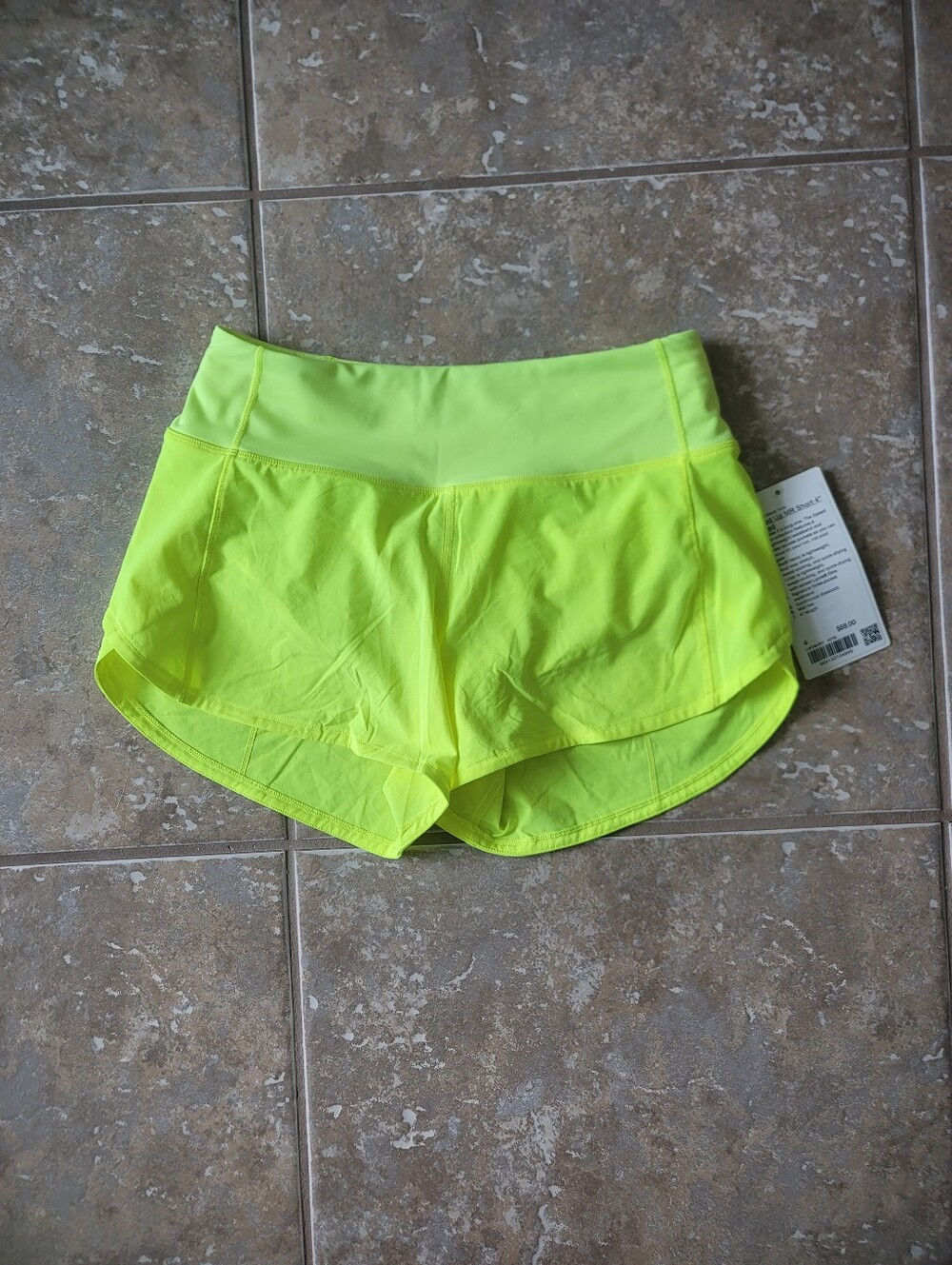 NWT Lululemon Mid Rise Speed Up Shorts Size 4